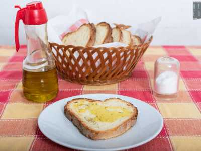 Gli spuntini potevano per� essere anche salati ed erano amati sia dai bambini che dai grandi, serviti magari come �antipasto� per aprire lo stomaco a pranzo. Tra questi c�era il classico �pane, olio e sale�, un vero e proprio must della cucina contadina